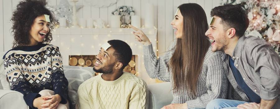 Freunde bei einem Weihnachtspartyspiel