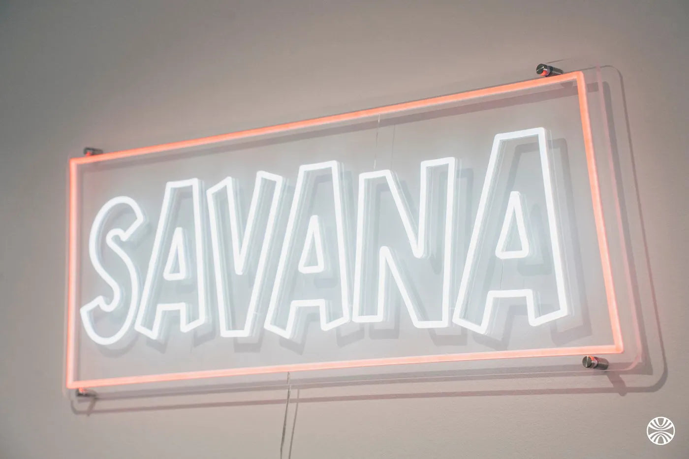 L’enseigne lumineuse SAVANA au bureau
