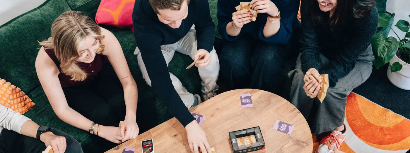 L’équipe joue aux cartes autour de la table basse